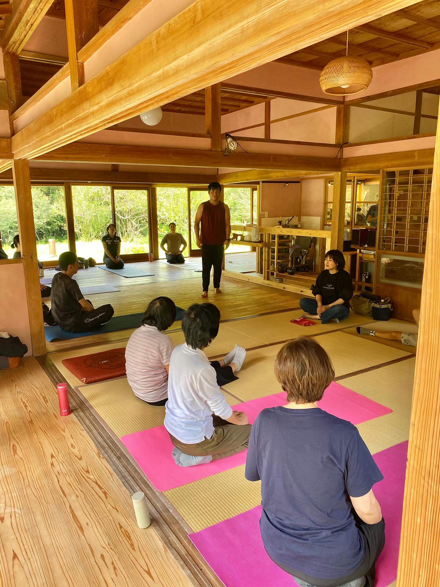 古民家カフェ八草庵での体操教室の様子